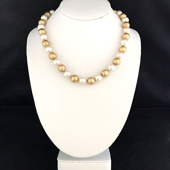 Vintage Simulated Pearl Necklace with Gold Toned Textured Beads Classic Chic 4Q - Picture 1 of 4